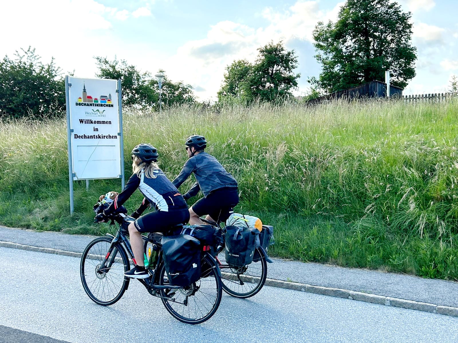 Radfahrer-Duo am (Spenden-)Ziel angekommen